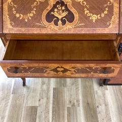 レトロなライティングビューローの画像