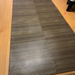 🉐【美品】木目調のプレイマット　大き目　123×240センチの画像