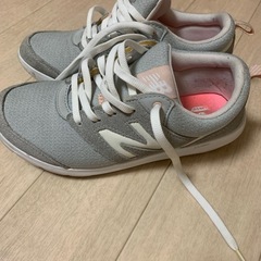 ニューバランス　スニーカー　22.5cm グレーの画像