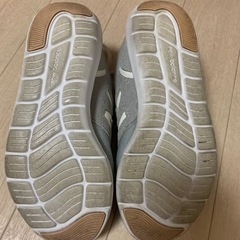 ニューバランス　スニーカー　22.5cm グレーの画像