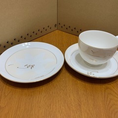 MORI HANAE 食器カップ&ソーサー2客、皿5枚
セット　