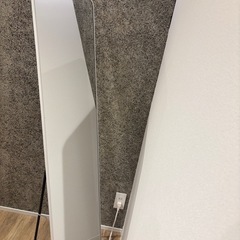 全身鏡 姿見 鏡 壁掛け スタンドミラー かがみ 折りたたみ 自立 軽量 薄型 アルミ合金 30×120cm 直角型 完成品 大型 おしゃれ 飛散防止 地震対策 ホワイト の画像
