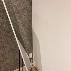全身鏡 姿見 鏡 壁掛け スタンドミラー かがみ 折りたたみ 自立 軽量 薄型 アルミ合金 30×120cm 直角型 完成品 大型 おしゃれ 飛散防止 地震対策 ホワイト の画像