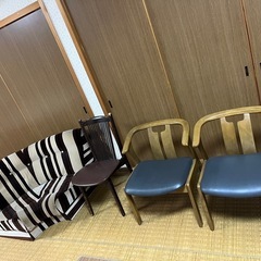 落ち着いた色の低めの椅子2脚セットの画像