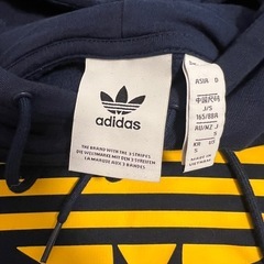 adidas ネイビー フード付きパーカーの画像