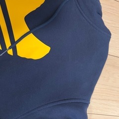 adidas ネイビー フード付きパーカーの画像