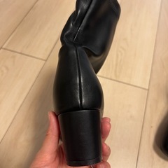 黒いレザーブーツの画像