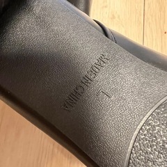 黒いレザーブーツの画像