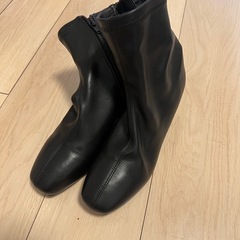 黒いレザーブーツ