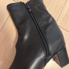 黒いレザーブーツの画像