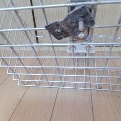 自転車前かご　ステンレス　ネジ錆び有り　スプレーのオイルをかけて外してくれる方にの画像