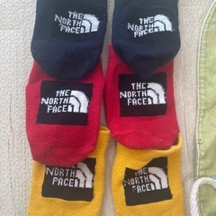 【決まりした】THE NORTH FACE ベビー靴下 、スタイ５枚セットの画像