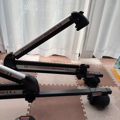 車の屋根にスキー板を載せる物の画像