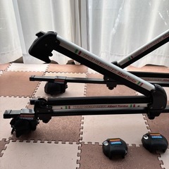 車の屋根にスキー板を載せる物の画像