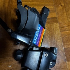 車の屋根にスキー板を載せる物の画像