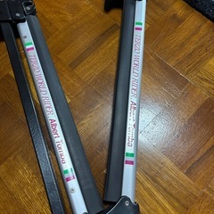 車の屋根にスキー板を載せる物の画像