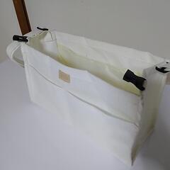 掛けられるオムツ収納の画像