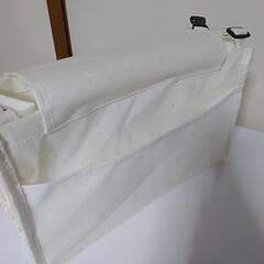 掛けられるオムツ収納の画像