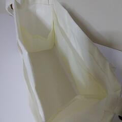 掛けられるオムツ収納の画像