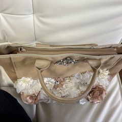 ビジュー　花付き　ベージュ　バッグ　パーティーにもの画像