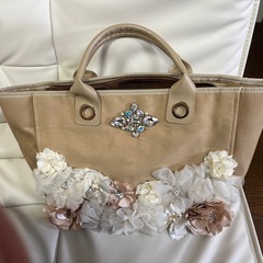 ビジュー　花付き　ベージュ　バッグ　パーティーにも