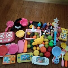 おままごと用品、ガチャガチャなど