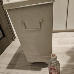 ゴミ箱　蓋付きの画像
