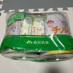 森永 フォローアップミルク チルミル 800g×2缶パック+ウェットティッシュ [1歳頃~3歳頃]の画像