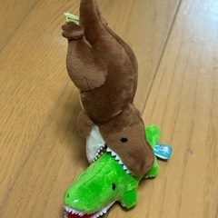 噛みつく恐竜クリップとワニのぬいぐるみ