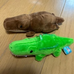 噛みつく恐竜クリップとワニのぬいぐるみの画像