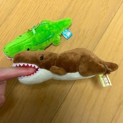 噛みつく恐竜クリップとワニのぬいぐるみの画像