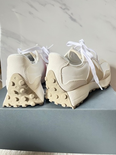 ニューバランス　新品　スニーカー　23.5cm　WS327KG新品