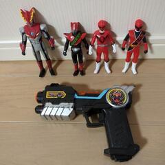 仮面ライダーゴーストの銃とヒーローフィギュア