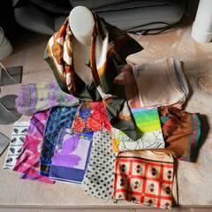 母のもの　スカーフや暖かいスリッパ等の画像