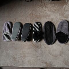 母のもの　スカーフや暖かいスリッパ等