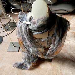 母のもの　スカーフや暖かいスリッパ等の画像