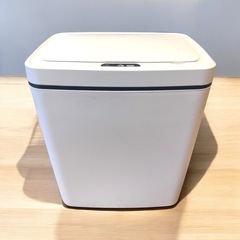センサー付きホワイトプラスチックごみ箱