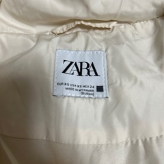 ZARAのジャンバー(白と黒)の画像
