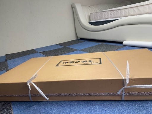 小さ目の三段雛飾りになります。人手に渡ったものでは有りませんが何度か展示致しましたのでお気になさらない方宜しくお願いします。 