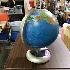 光る地球儀の画像