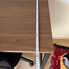 デスクセット、つくえと高さ調節可能な椅子の画像