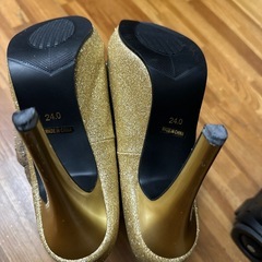 ゴールドパンプスの画像