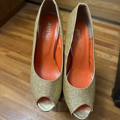 ゴールドパンプスの画像