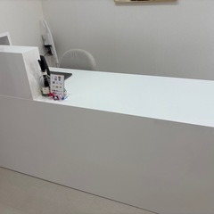 受付カウンター　机