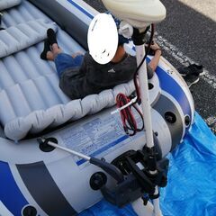 Intex Excursion 5 インフレータブル ボート、電動トローリング モーターとモーター マウント付きの画像