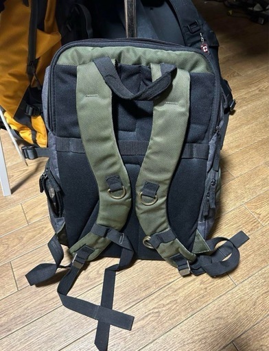 Manfrotto カメラリュック Streetコレクション 12L 15インチPC収納可 三脚取り付け可 撥水素材 カーキ MB M