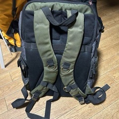 Manfrotto カメラリュック Streetコレクション 12L 15インチPC収納可 三脚取り付け可 撥水素材 カーキ MB MS-BP-IGRの画像