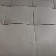 物が入れられる椅子の画像