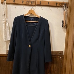 ダークネイビーのROPÉスーツセットの画像