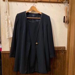 ダークネイビーのROPÉスーツセットの画像